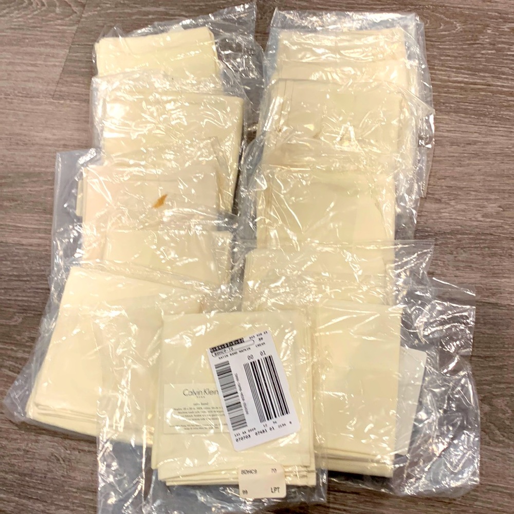 NWT Calvin Klein Cream Satin Band Napkins